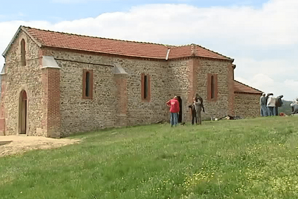 La chapelle de Saint-Uze en cours de restauration par des bénévoles - avril 2015