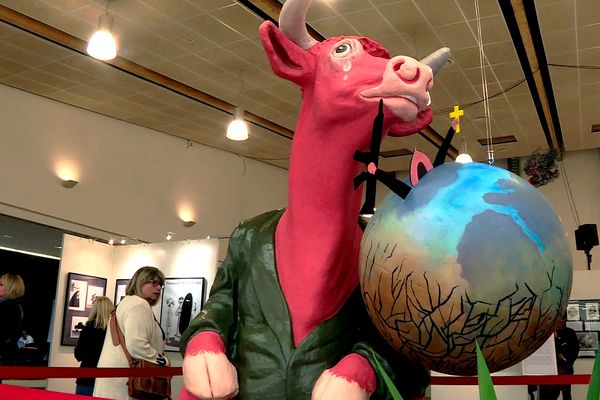 La célèbre vache emblème du salon international de dessin de presse et d'humour de Saint-Just-le-Martel