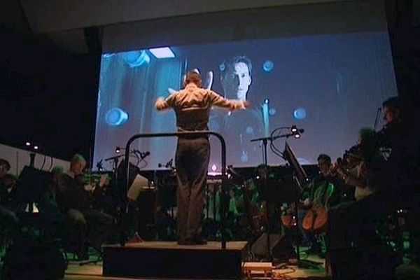 Un concert et une séance de cinéma réunis en un seul spectacle.