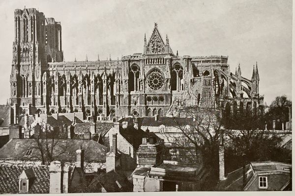 La cathédrale Notre-Dame de Reims incendiée en septembre 1914, ici en 1917. 