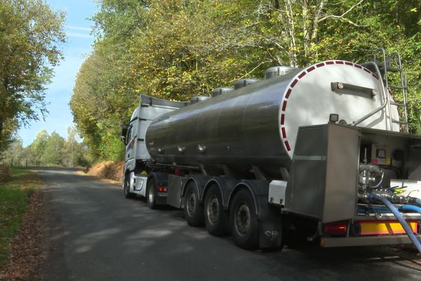 2 à 4 camions citernes de 30 000 litres transportent l'eau depuis Saint-Léonard-de-Noblat