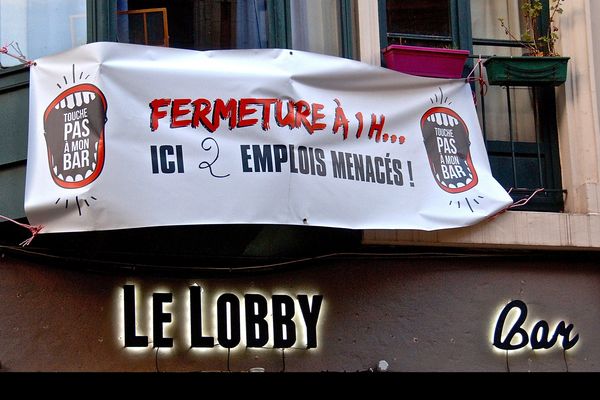 Depuis le 1er janvier 2015, les bars lillois doivent fermer à 1h, ce qui provoque la colère des gérants.