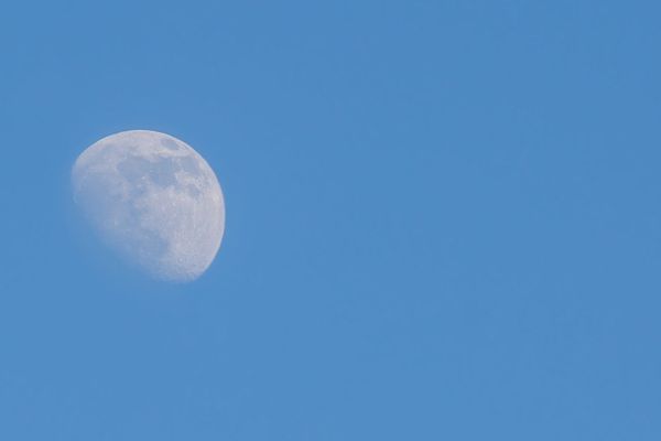 lune dans ciel bleu