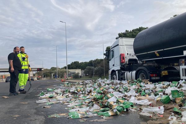 Un camion de marchandise vidé par des manifestants, sur l'autoroute A9 à hauteur de Béziers (Hérault), le 1er février 2024.