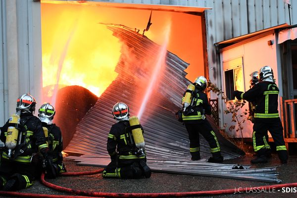 Au plus fort de l'intervention, une soixantaine de sapeurs-pompiers du Gers mobilisés pour éteindre un incendie dans une zone industrielle.