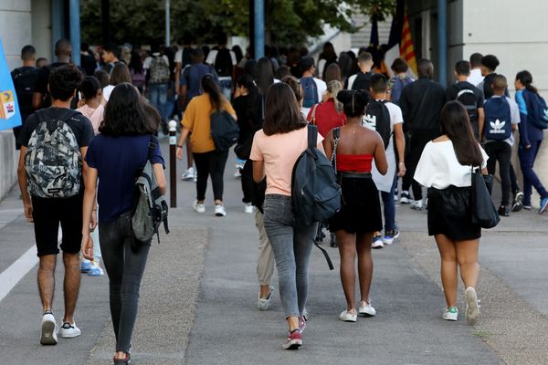 Le port de l'uniforme sera expérimenté avec le soutien financier de l'Etat dans plusieurs établissements pilotes à partir de la rentrée 2024.