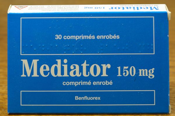 Le Mediator, médicament anti-diabétique des laboratoires Servier largement vendu comme coupe-faim, aurait provoqué la mort d'au moins 500 personnes en France.
