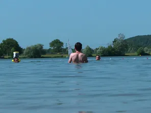 Les joies de la baignade au lac de Varennes à Marçon dans la Sarthe