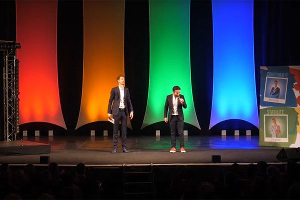 Les deux hommes à l'origine de cette "conférence-spectacle" la joueront ce mardi soir depuis leur salon.