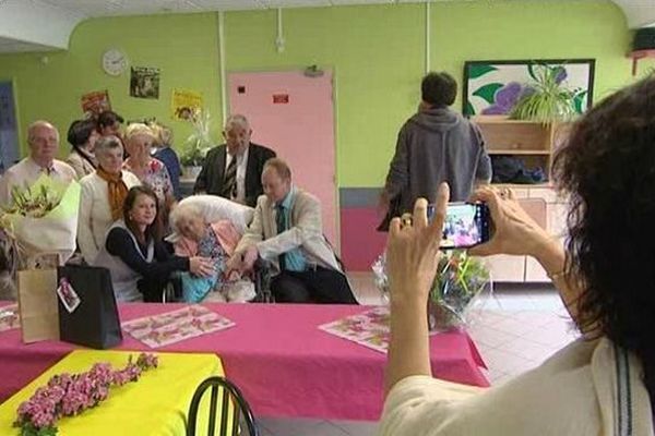 Alice Delbende, entourée de sa famille, le jour de ses 110 ans.