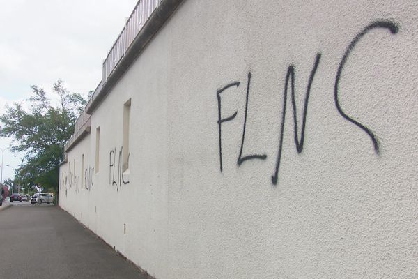 L'inscription FLNC a été taguée sur la façade de la caserne de gendarmerie.