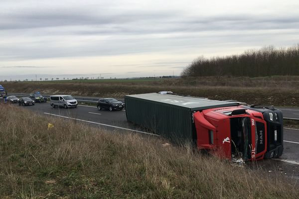 Le camion est couché au niveau de la sortie Saint-Gibrien sur l'A26 ce jeudi 30 janvier