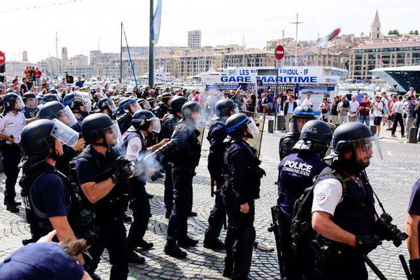 Des policiers se trouvent sur le Vieux-Port pour contenir les affrontements entre supporters russes et anglais, lors du match opposant leurs équipes nationales pour l'Euro 2016.