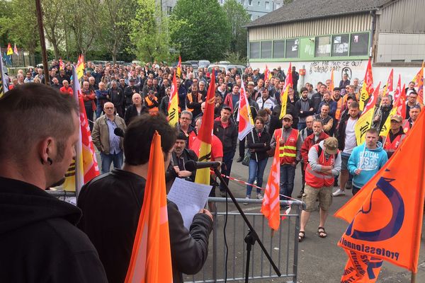 A Rennes, près de 300 cheminots et deux députés LREM discutent en AG, notamment sur la question de la dette de la SNCF.
