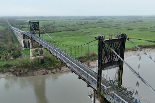 Le pont suspendu de Tonnay-Charente est une merveille de technologie.