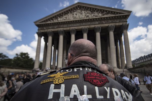 Des milliers de fans se sont rassemblés à la Madeleine pour célébrer les 75 ans de Johnny Hallyday.