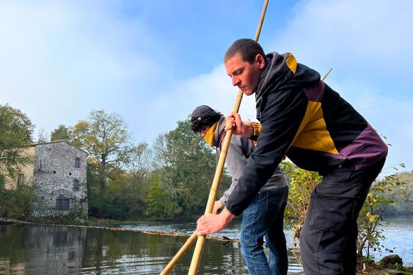 Alice, de la Maison du Peuple, et Thibault, d'Énergie de Nantes, participent régulièrement à l'entretien du moulin d'Angreviers pour produire de l'énergie renouvelable.