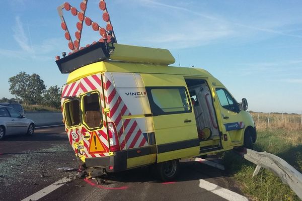 Le fourgon à bord duquel travaillaient deux agents de Vinci Autoroutes après l'accident sur l'A10.