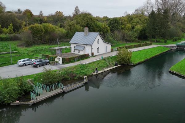 La maison éclusière de Lamotte-Brebière dans la Somme est l'une des 7 réhabilitées par le Département pour développer une offre touristique fluviale.