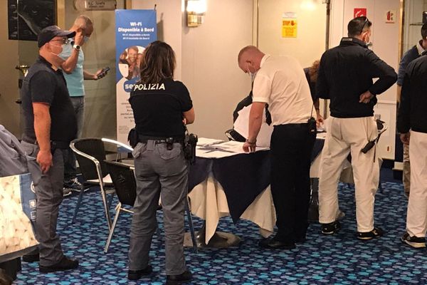 Un guichet de fortune installé dans le hall d'accueil du navire de la Corsica Ferries