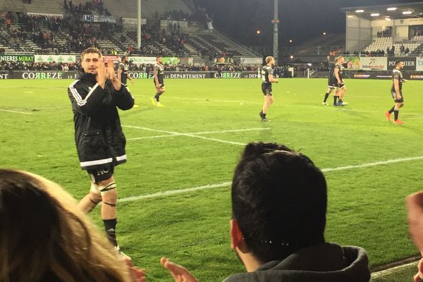 Julien Le Devedec et les Brivistes saluent les 10133 spectateurs du Stadium après une fin de match tendue. 