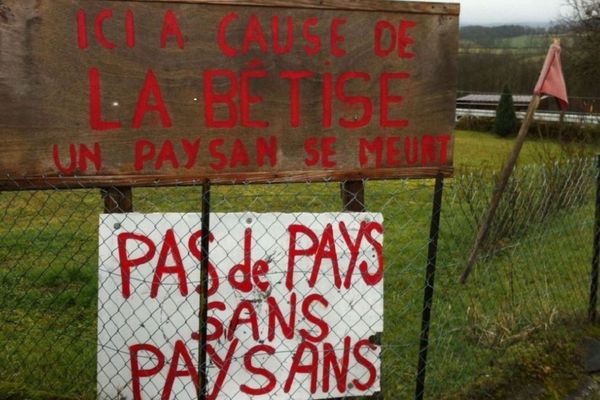 Dans le Cantal, un éleveur de Lacapelle-Visecamp a été condamné par la Cour d'appel de Limoges en raison des nuisances olfactives de son troupeau de vaches Salers. L'agriculteur avait reçu le soutien de la population locale.