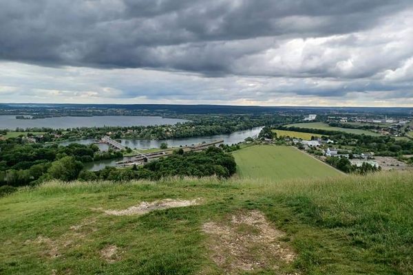 Dans l'Eure, le ciel deviendra nuageux ce MARDI vers la Côte des Deux-Amants, en surplomb de la Seine.