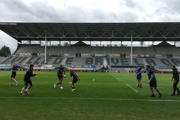 Derniers réglages pour les Brivistes. Ici Seva Galala cherche une passe pour Thomas Laranjeira, face à Stuart Olding, trois joueurs qui devraient débuter cette demi-finale face à Vannes. 