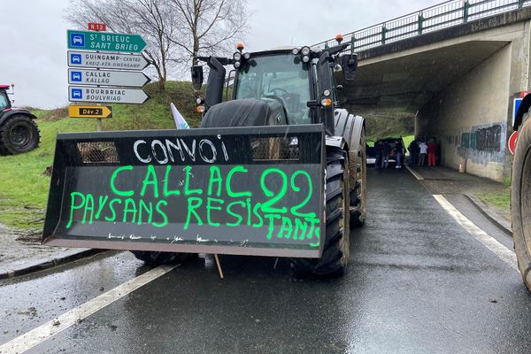 Des tracteurs bloquent le rond point à l'entrée de Guingamp et l'accès à la RN12 ce mardi 2 avril 2024. Les agriculteurs montrent leur mécontement de ne pas recevoir toutes les aides promises.