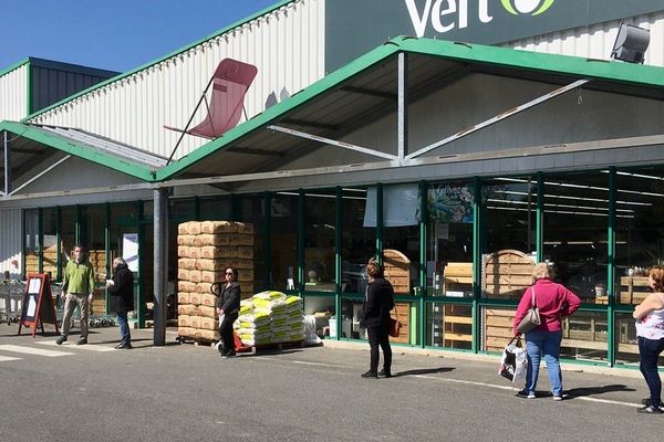 À Guichen - Ille-et-Vilaine - ce samedi, les clients respectent les distances. Ils repartent avec des plants de salades, pommes de terre et fraisiers.