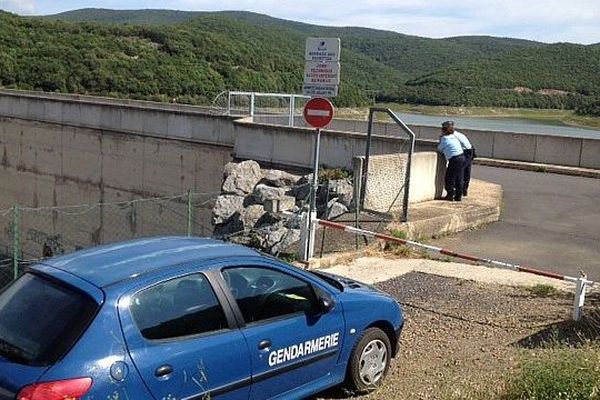 Vailhan (Hérault) - les gendarmes recherchent le disparu autour du barrage des Olivettes - 5 août 2014.