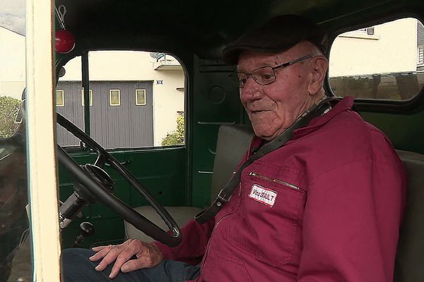 Jean Le Bris, au volant d'un camion Citroën de 1967, comme quand il livrait du vin dans toute la Bretagne.