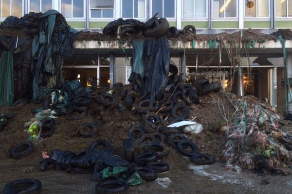 Des tonnes de déchets ont été déposés par les agriculteurs devant l'entrée de la chambre d'agriculture de Quimper (29)