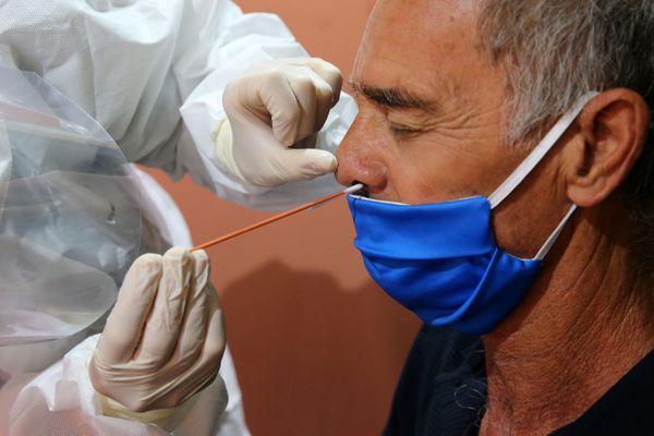 Un prélèvement naso-pharyngé pour un test PCR de dépistage du covid-19