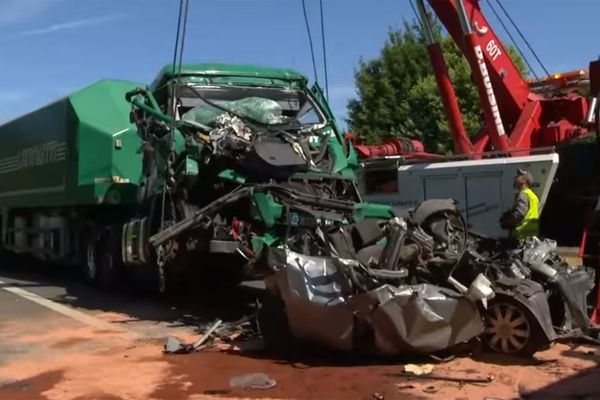 Au premier plan, la voiture écrasée. Au second plan, l'un des poids lourds impliqué dans l'accident