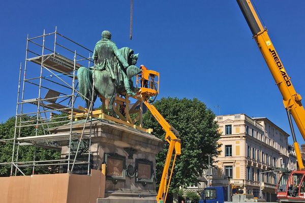 Rouen le 24 juin 2020 : une structure en bois est mise en place sous la statue équestre de Napoléon avant le levage. 