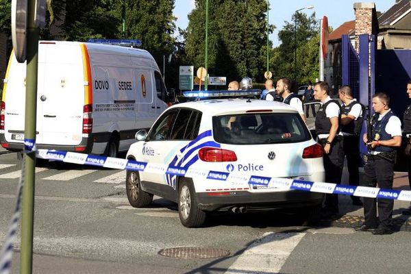 Le commissariat de Charleroi sécurisé, le 6 aout 2016, après l'attaque à la machette de deux policières. 