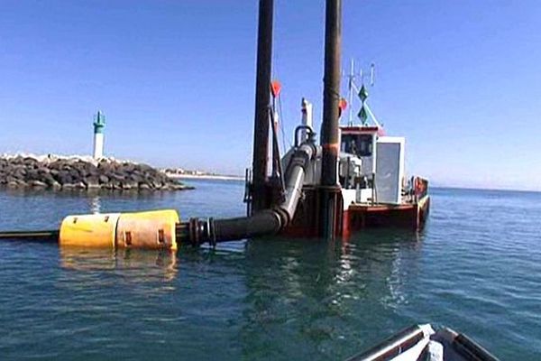 Marseillan (Hérault) - un bateau pompe drague et désensable le port - avril 2015.