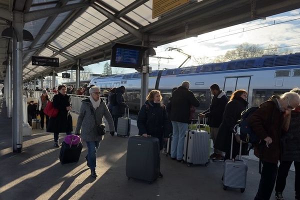 Des trains retardés, voire annulés, des voyageurs mécontents... Le climat était plus que tendu ce matin du vendredi 20 janvier à la gare de Dijon.