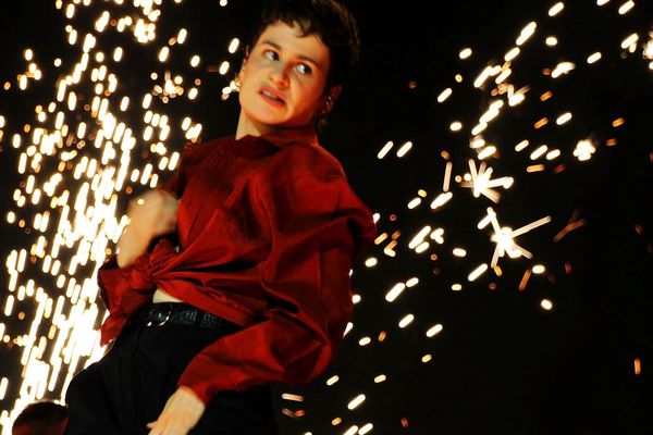 Effets pyrotechniques, feux d'artifices... un show à l'américaine de Christine and The Queens au Main Square