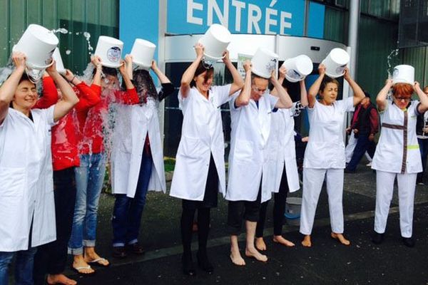 Le personnel du centre SLA du CHU de Caen a relevé le défi du Ice Bucket Challenge ce jeudi.