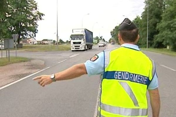 Plus de 6 000 chauffeurs routiers ont été contrôlés depuis le début de l'année dans l'Allier. Le département de la région Auvergne où les camions sont les plus nombreux. Lundi matin, à l'entrée de Saint-Pourçain-sur-Sioule, les gendarmes ont verbalisé plus d'une vingtaine de chauffeurs.