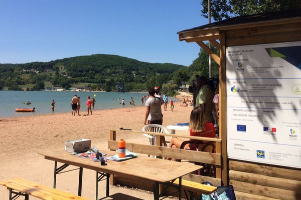 Sur la plage principale du lac du Causse, les maîtres-nageurs sont à l'affût de la moindre alerte. 