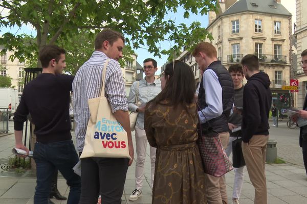 Les Jeunes avec Macron se préparent à une action de tractage à Rennes