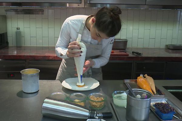 Camille Pailleau s'épanouit aujourd'hui en créant des pâtisseries.