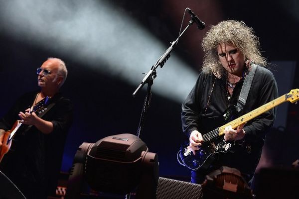  Reeves Gabrels et Robert Smith (groupe Cure) sur scène (archives 2013)