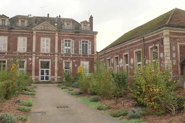 L'ancienne école des filles de Noyon est mise en vente par la mairie.