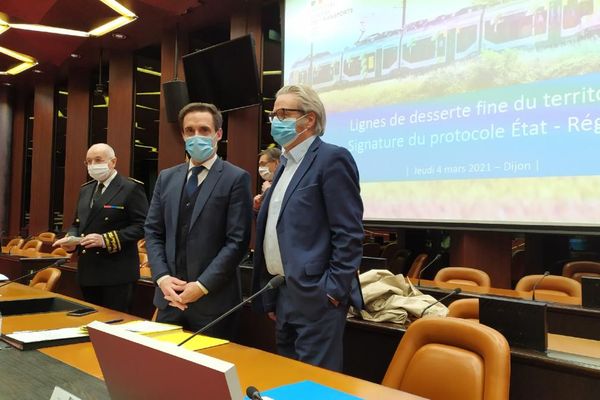 Le préfet de région, le ministre délégué au Transport, Jean-Baptiste Djebbari et le vice-président de région en charge des transports, Michel Neugnot, ce jeudi 4 mars au conseil régional