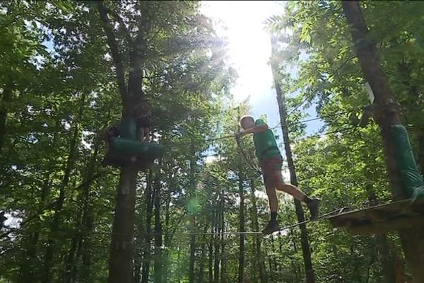 Il existe en Limousin une dizaine de parcours accrobranches. Pour eux les grandes vacances scolaires sont une période d'affluence, mais à condition que le soleil soit au rendez-vous. Cette année 2017, en juillet, le bilan est plutôt mitigé.