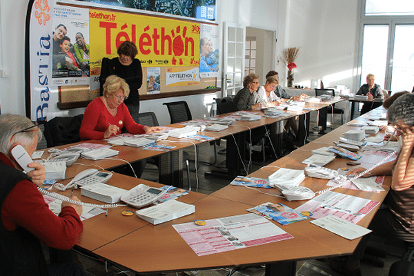 A Bastia, 200 bénévoles des Lions Clubs corses se succèdent pour enregistrer les promesses de dons. 